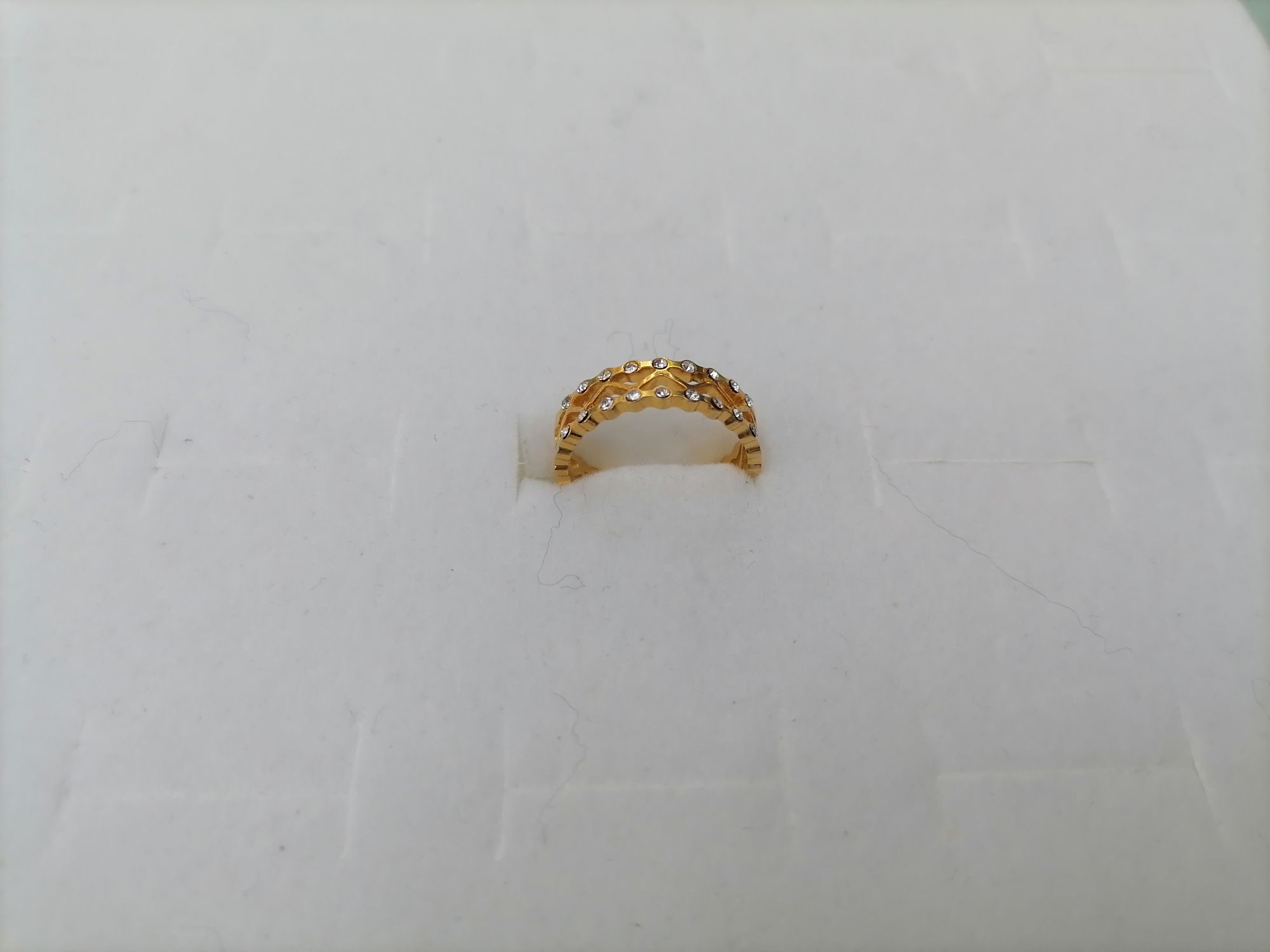 Titanium steel gold hollowed-out wavy double-row diamond ring Specification image