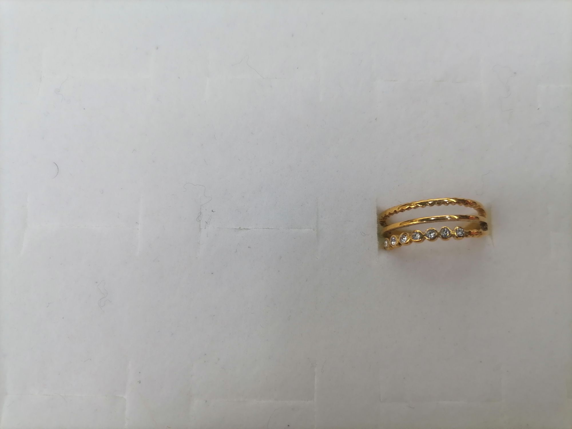 A titanium steel gold diamond three-row toothed ring