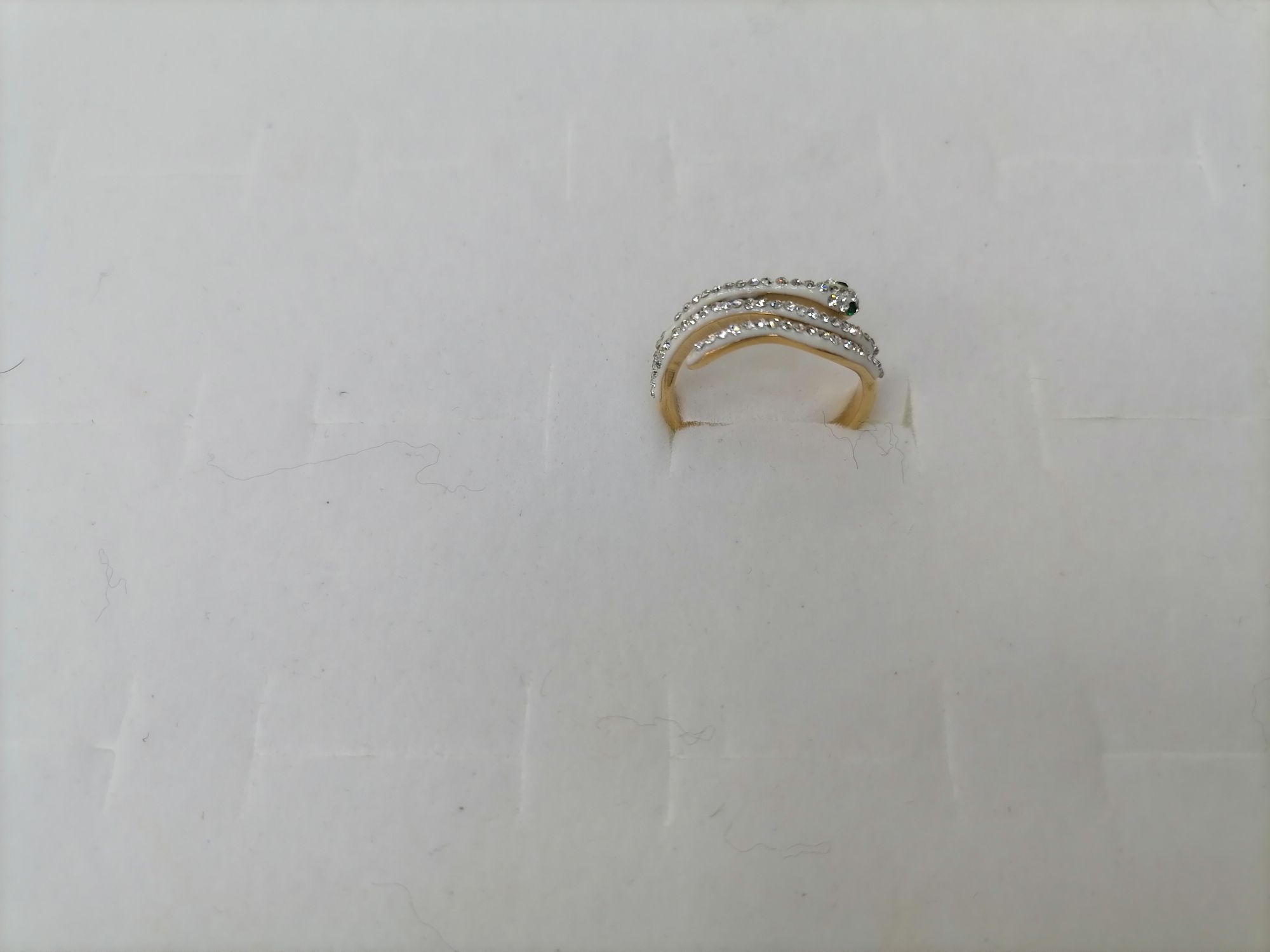 Titanium steel gold three-row snake green eye diamond ring detail image 3