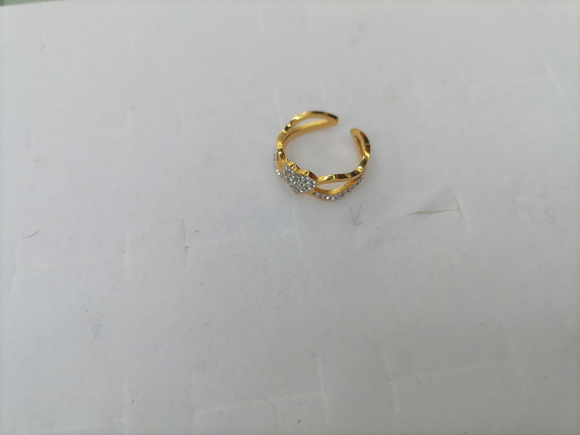 خاتم مقوش على شكل قلب ذهبي من التيتانيوم detail image 2