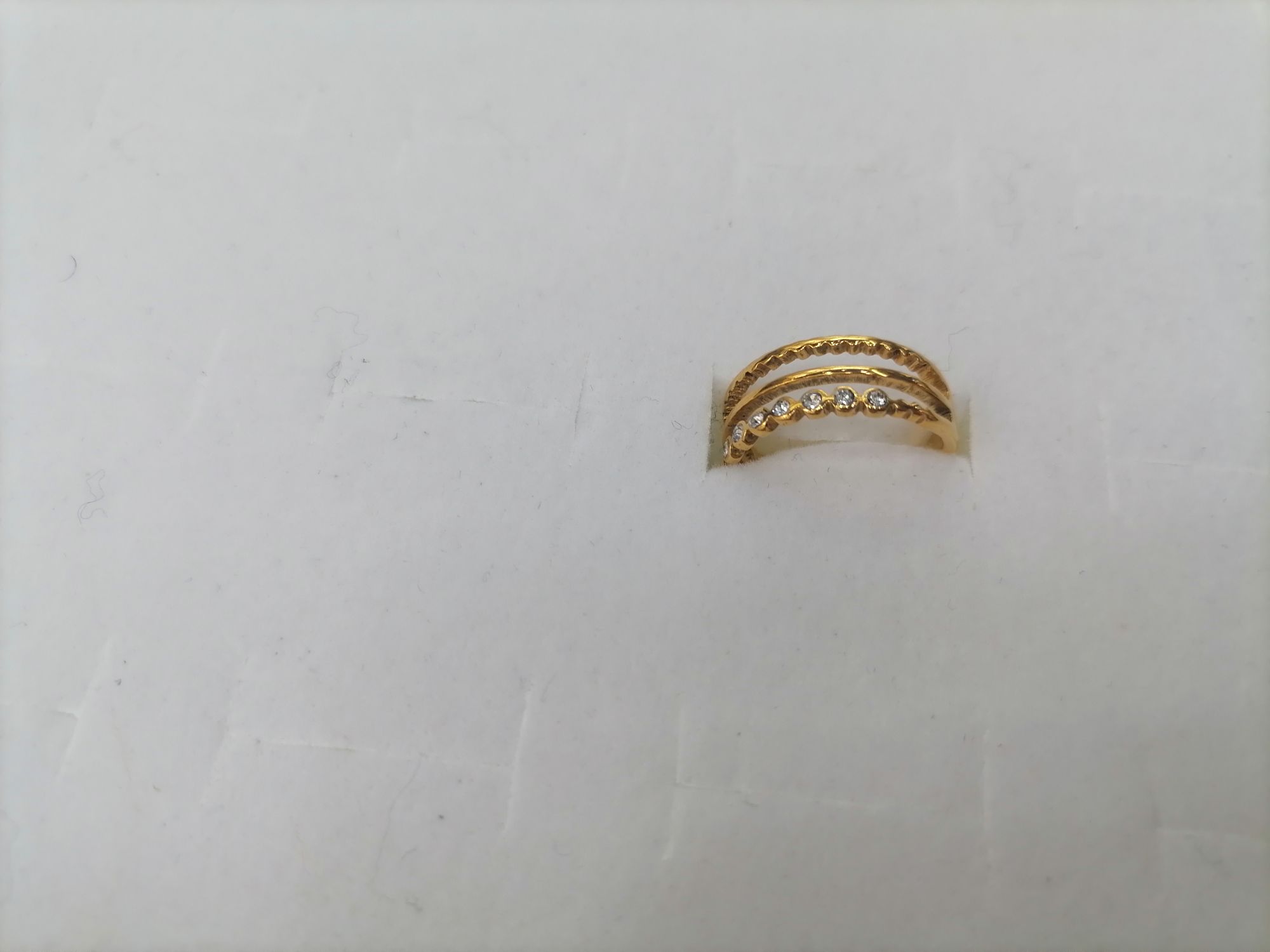 A titanium steel gold diamond three-row toothed ring Specification image