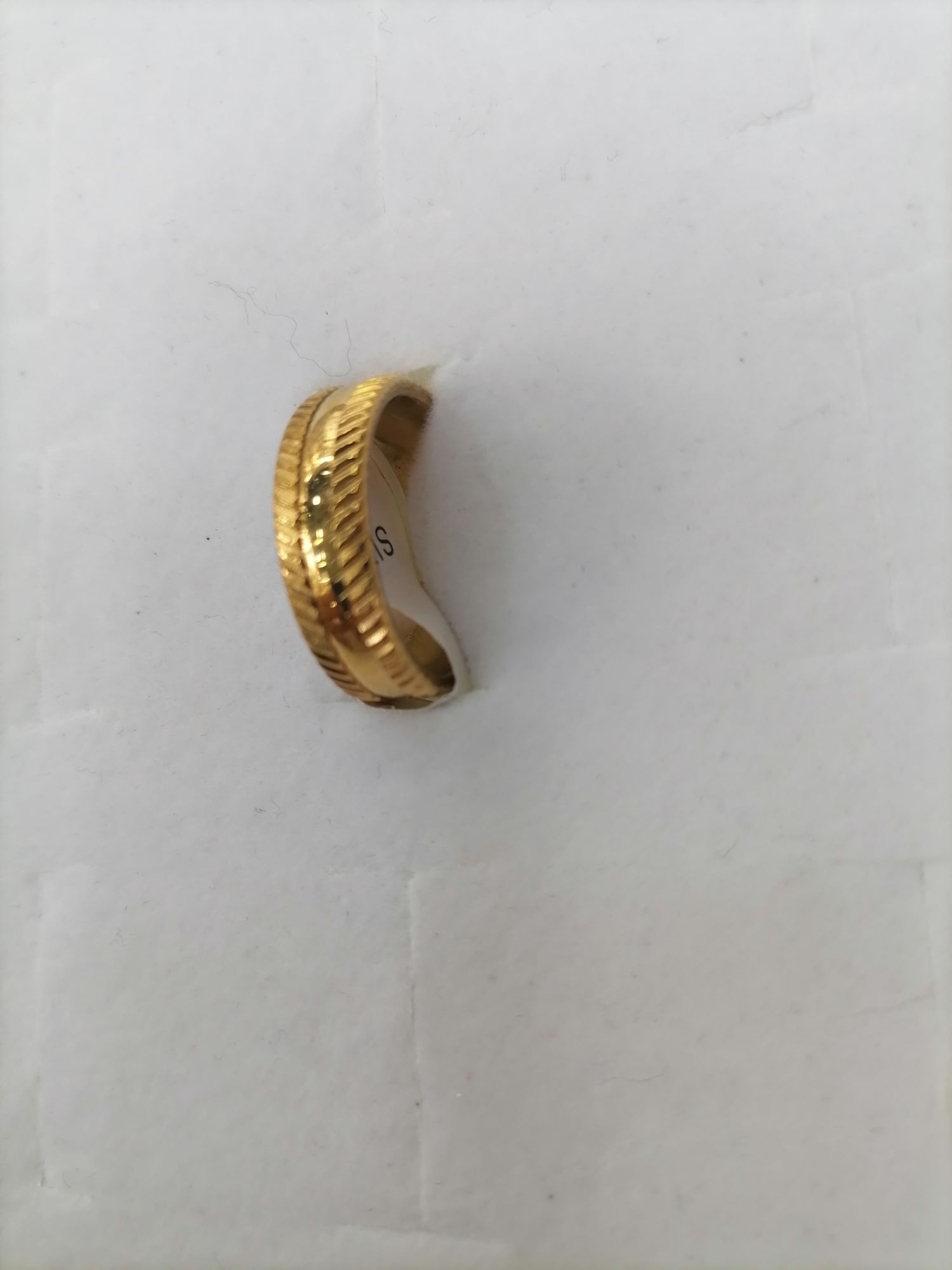 خواتم ضوئية متوسطة من الفولاذ التيتانيوم بالذهب detail image 3