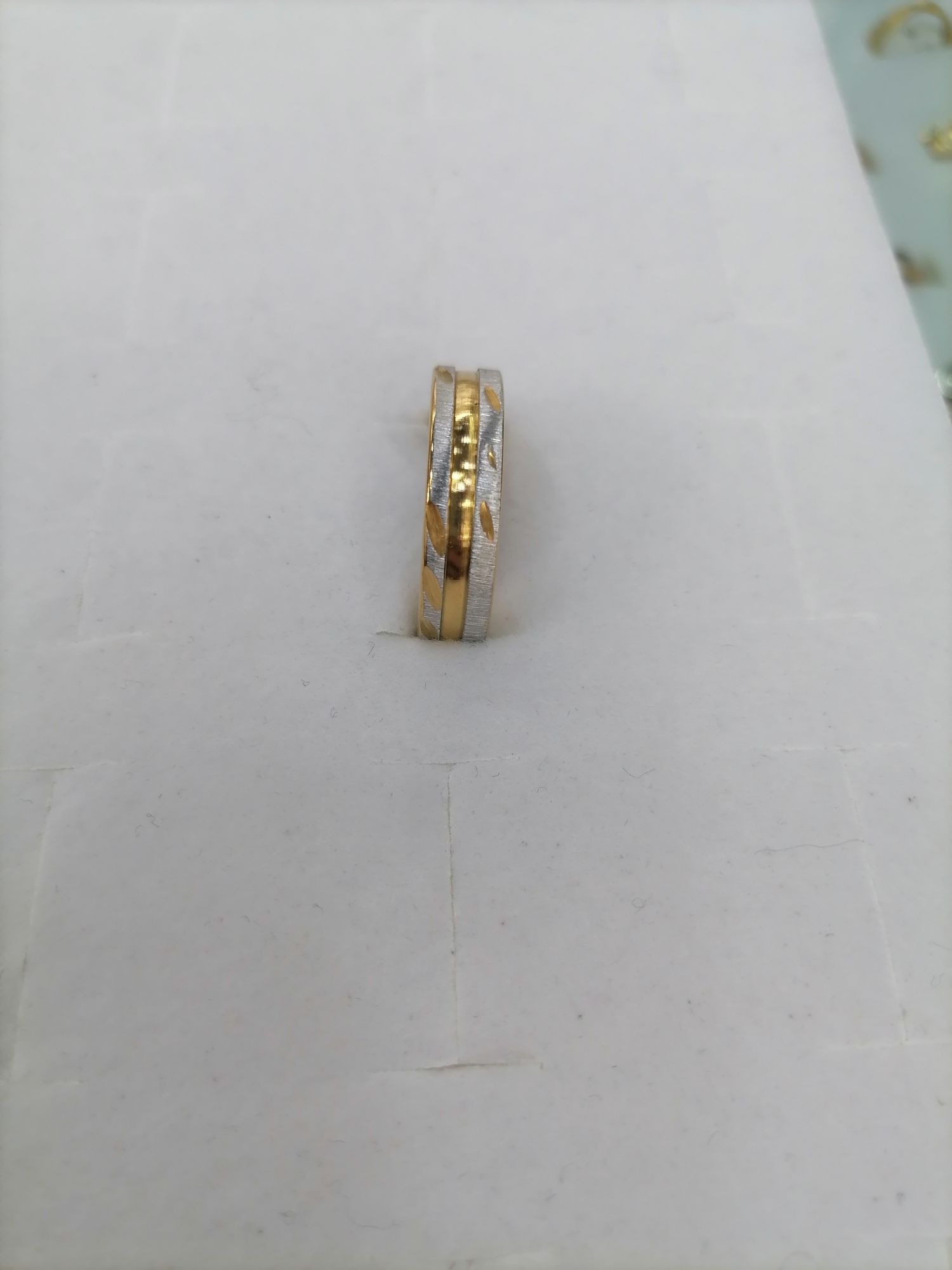 Titanium steel gradient gold outer three-stripe ring detail image 3