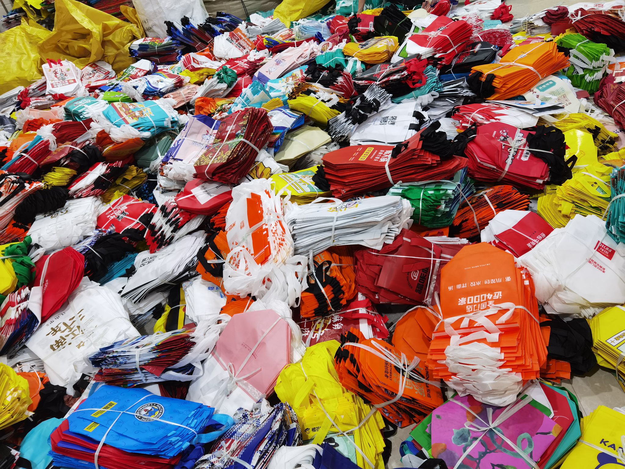 Non-woven fabric shopping bags, advertising bags with environmentally friendly printing, PP woven bags, supermarket shopping bags, snake skin bags details Picture