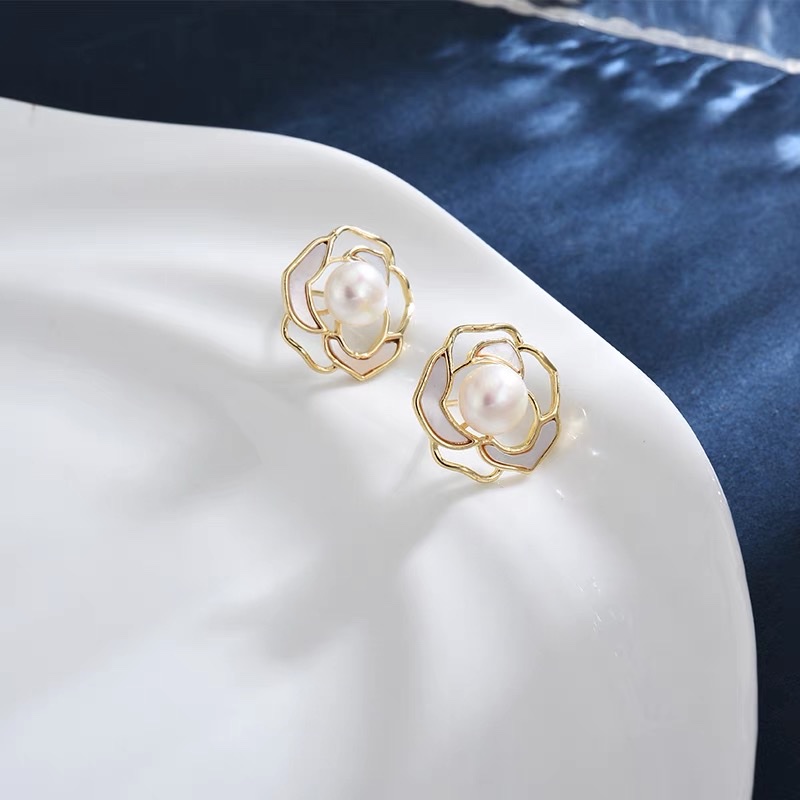 Pendientes de camelia estilo francés premium sense perlas naturales calado flores diseño de nicho suave bebes orejas details Picture