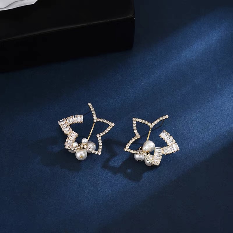 Trendy pearl earrings, diamond-encrusted super sparkling earrings, exquisite and elegant, five-pointed star earrings with a sense of luxury