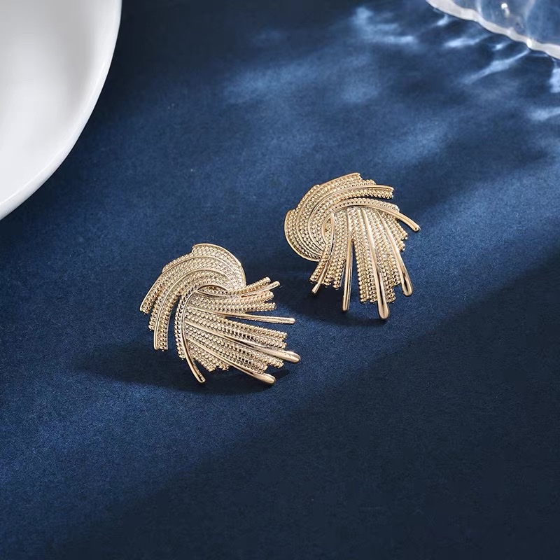 Retro woven large stud earrings for women, high-end and elegant, new trendy and fashionable European and American style earrings