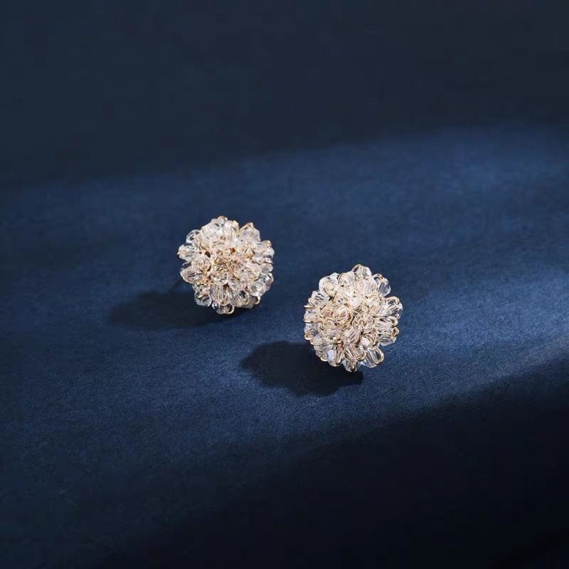 Transparent crystal stud earrings for women in summer, with a unique, exquisite and high-end feel, sweet beaded and small Daisy flower earrings