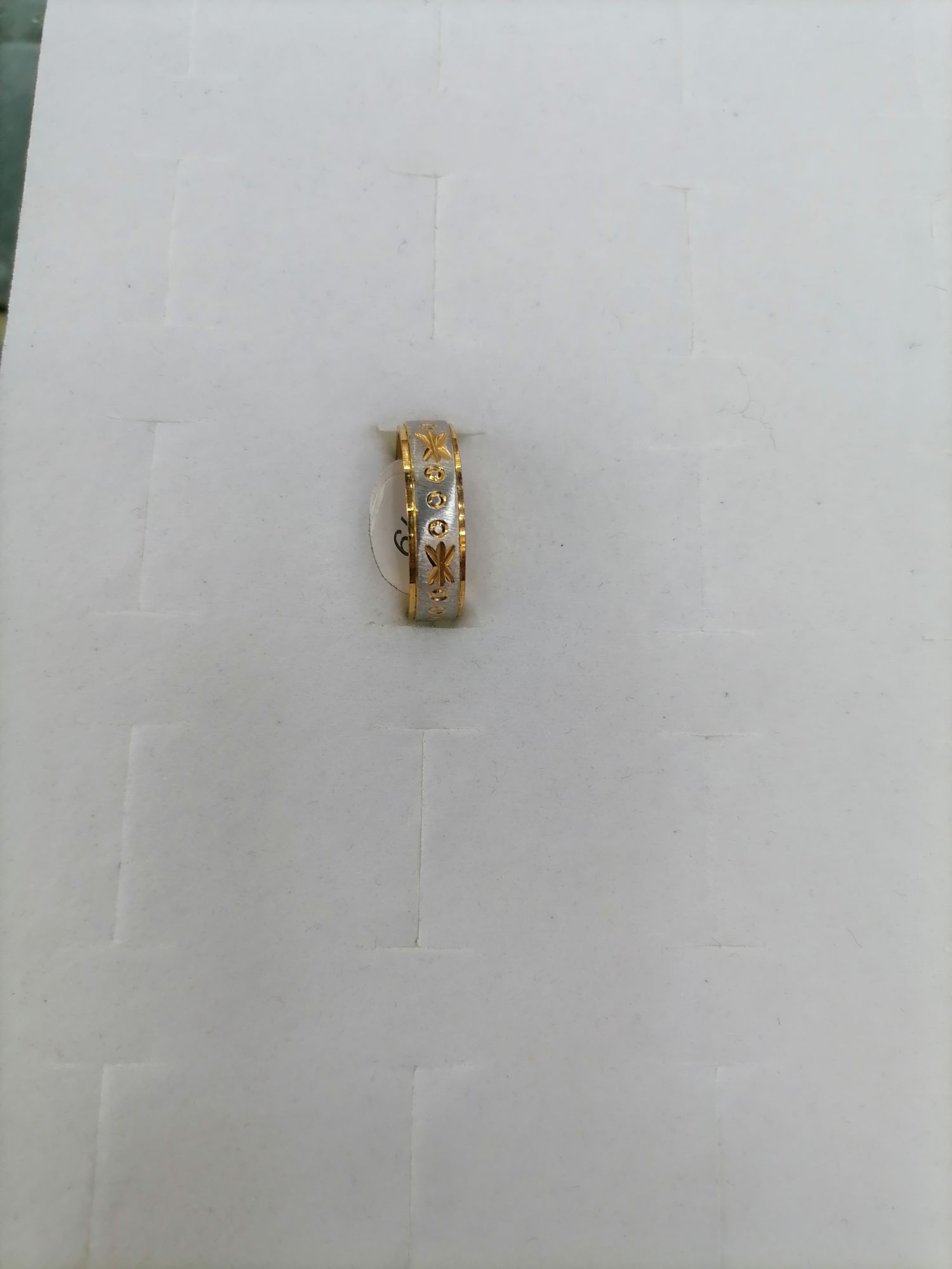 A titanium steel gradient gold 6-leaf interlaced 3-circle ring