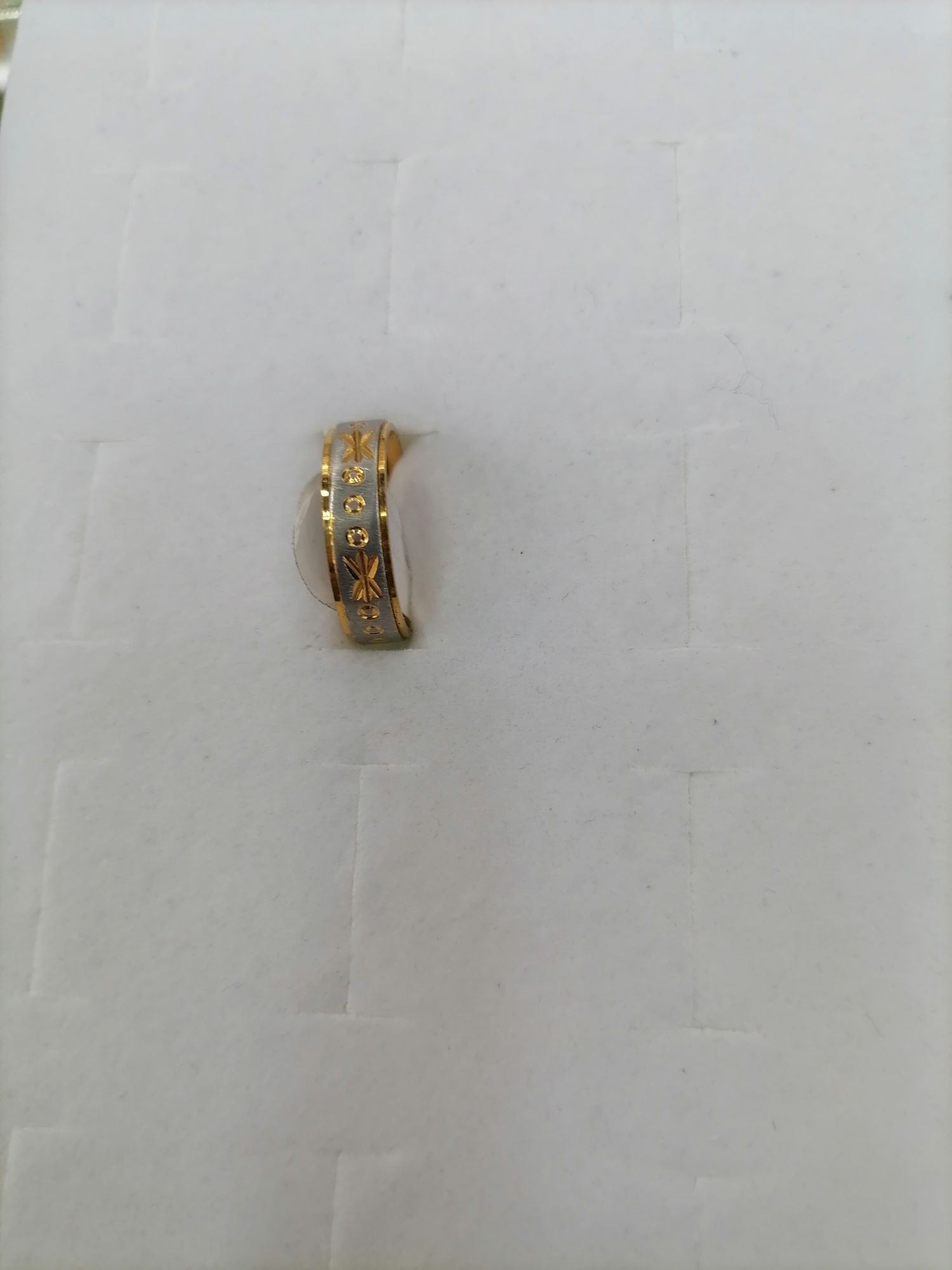 A titanium steel gradient gold 6-leaf interlaced 3-circle ring details Picture