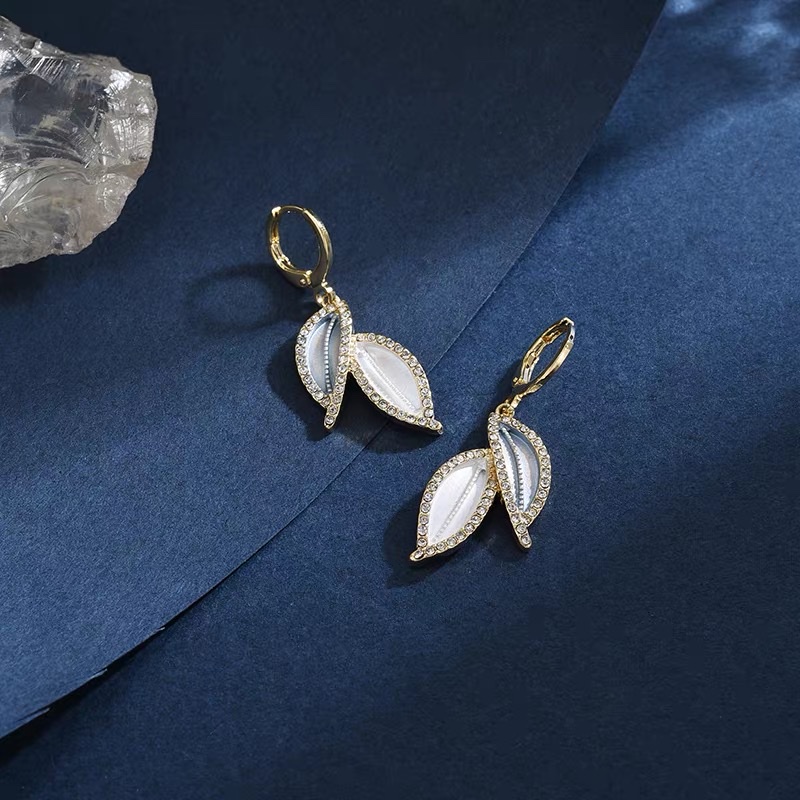 Blue and white earrings, a new light luxury fringed earrings for women in summer on Instagram, with a niche design and diamond-encrusted leaf earrings details Picture