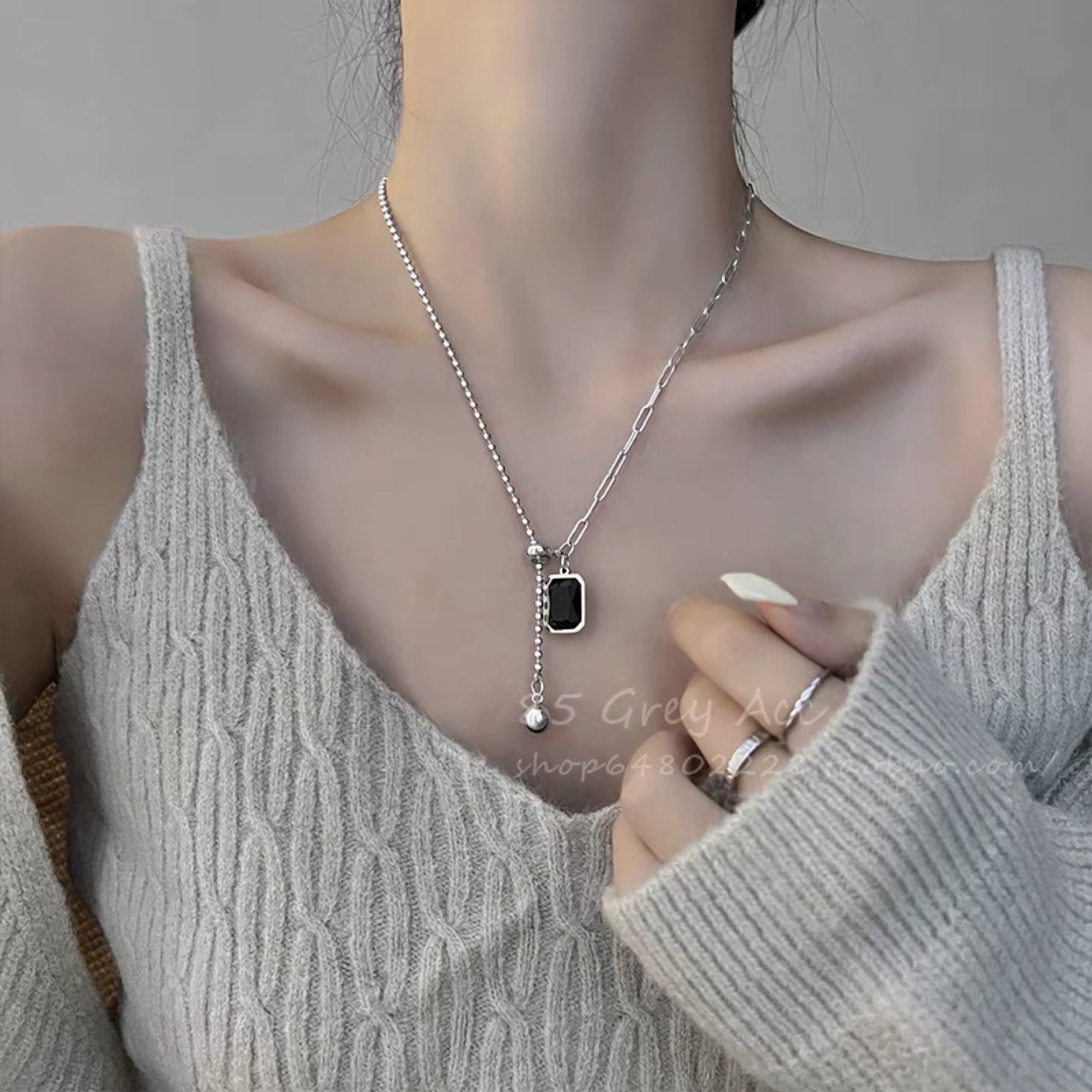 The 2022 new trendy collarbone chain accessory from Fangpai, a Korean brand, features a light luxury and niche design that combines a sense of sophistication
