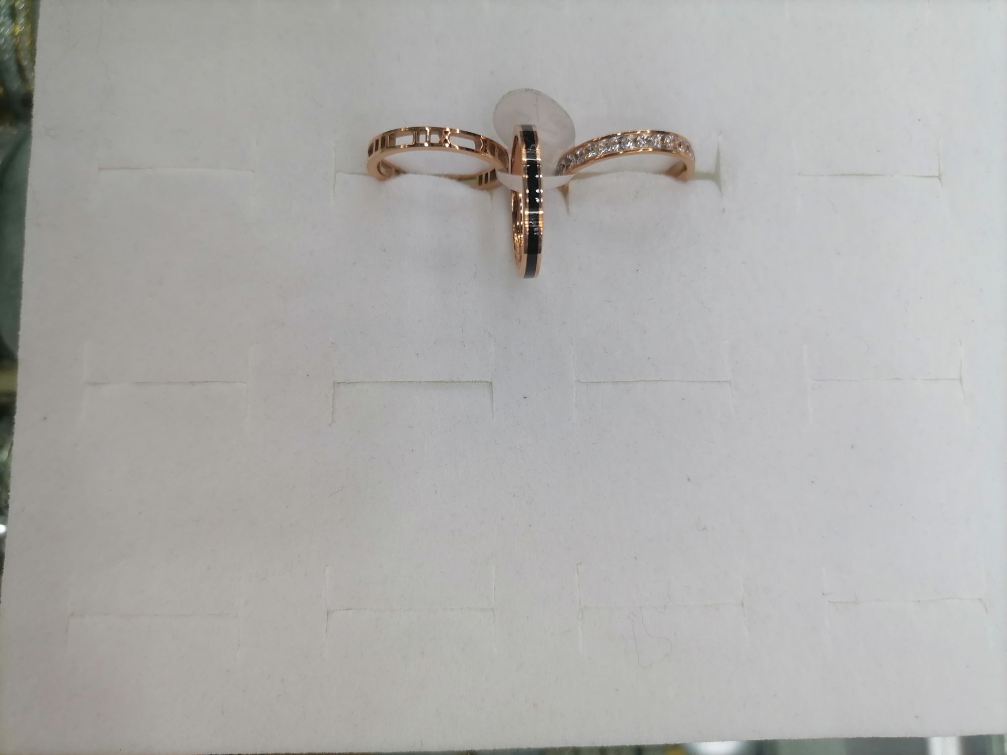 A set of three titanium steel rose gold rings with diamonds, oil drops, and retro clock hollowed-out rings