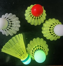LED夜光训练羽毛球 耐打型羽毛球 三粒装 嵌入式LED