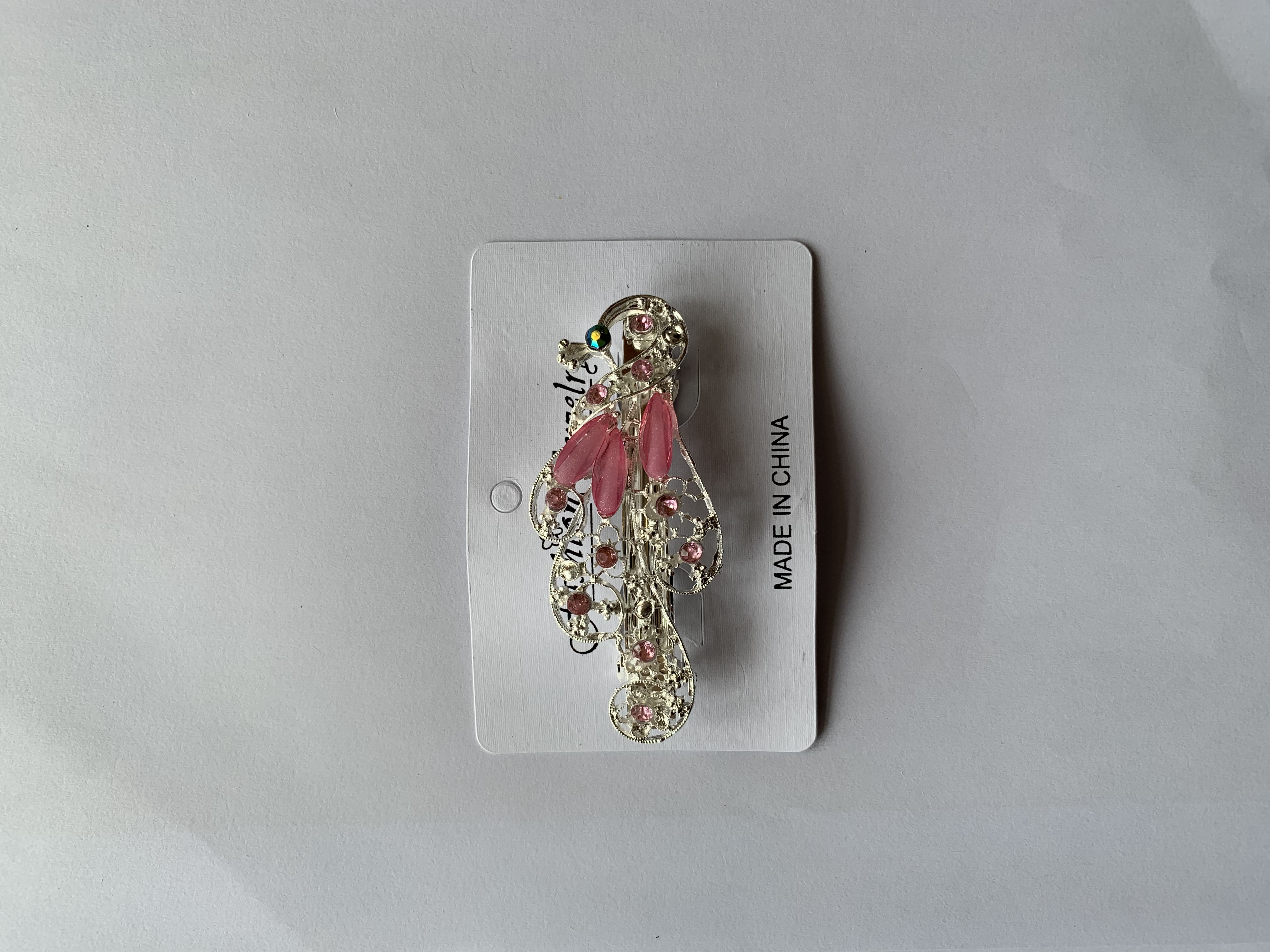 Popular and versatile accessories: Hair clips, hairpins, and headwear series. Silver-plated alloy spring clips 2. Gold Love Accessories 3036-3 Application Scenario
