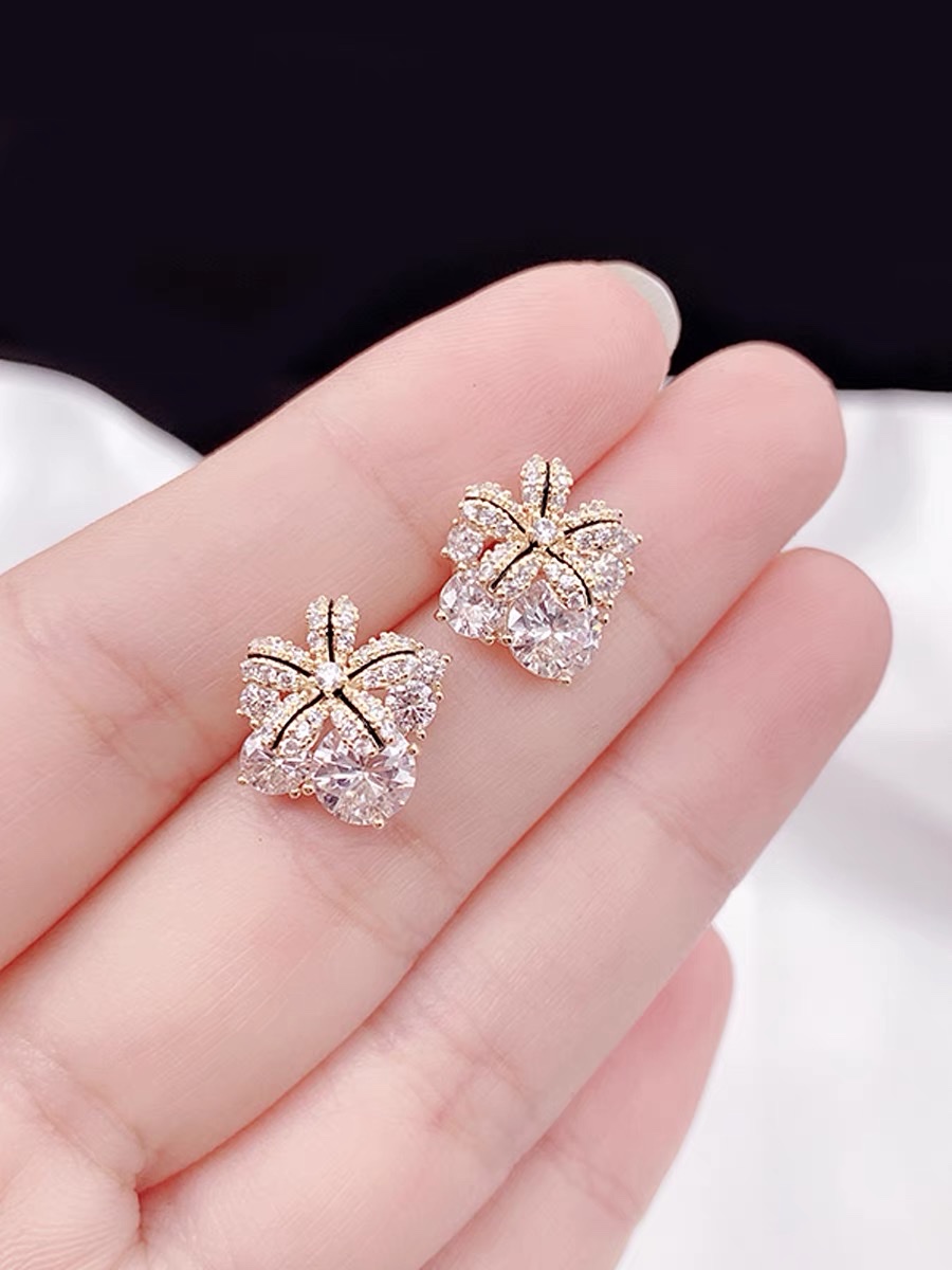 Maple Leaf high-end stud earrings for women, super sparkling zircon imitation earrings, elegant and simple, versatile earrings