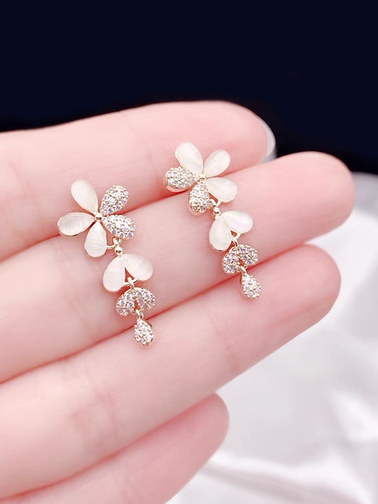 Flower tassel earrings, female cat's eye stone earrings, Korean style, fashionable stud earrings, unique, versatile and cute earrings