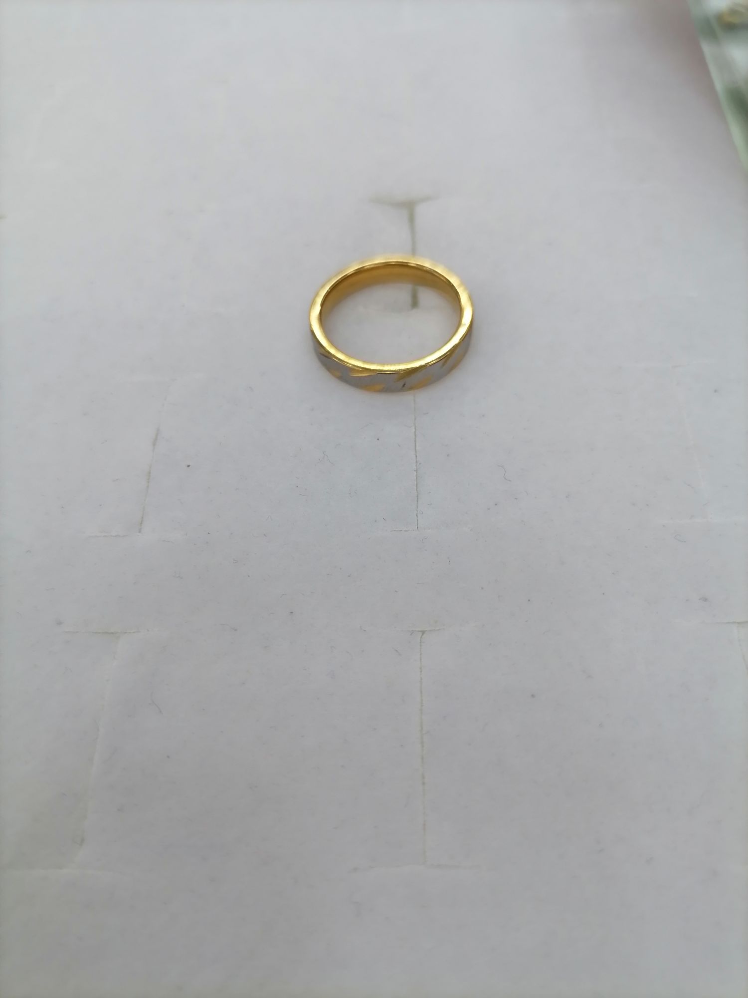 Titanium steel gradient gold concave surface gold convex surface white, engraved design ring Specification image