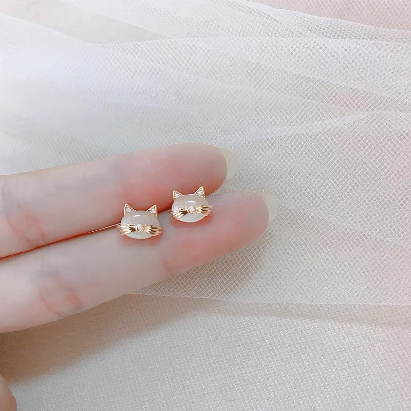 Cute and unique cat stud earrings for autumn and winter, women's cat eye stone earrings, simple and small design sense earrings