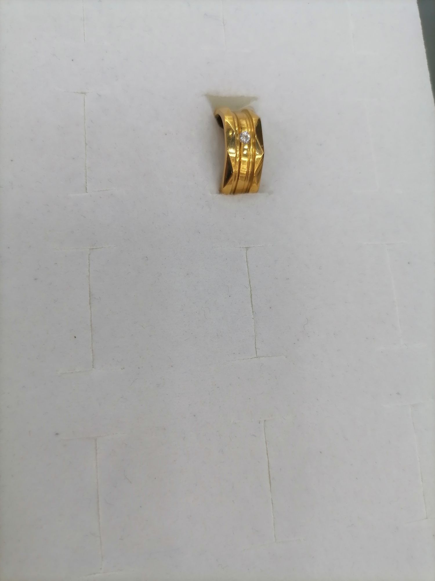 The titanium steel gold diamond ring is designed with two right-angled triangles on the convex surface of the triangle and a concave ring Specification image