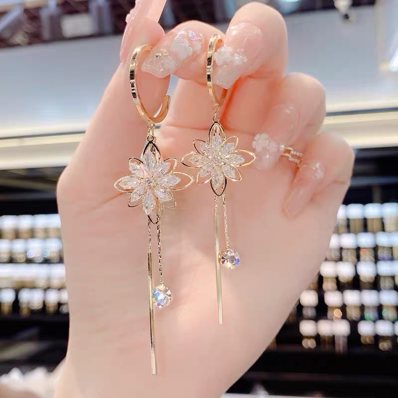 The crystal flower tassel earrings feature a niche design sense, a high-end and cool style, and a new trendy look that exudes the charm of Korean Internet celebrities