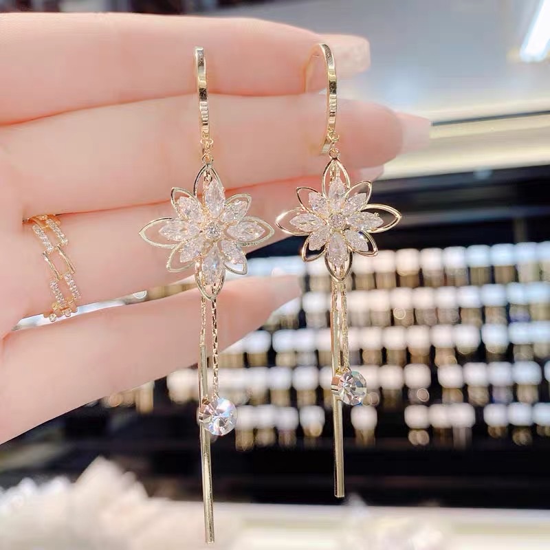 The crystal flower tassel earrings feature a niche design sense, a high-end and cool style, and a new trendy look that exudes the charm of Korean Internet celebrities Specification image