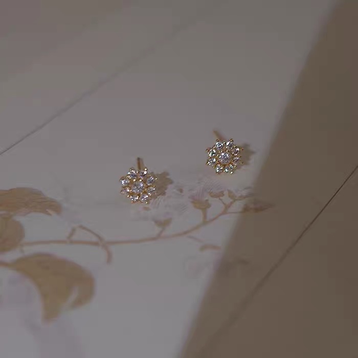 Set with small zirconium diamonds and fully adorned with small, light luxury flower-shaped stud earrings, it's a versatile Japanese style for women details Picture