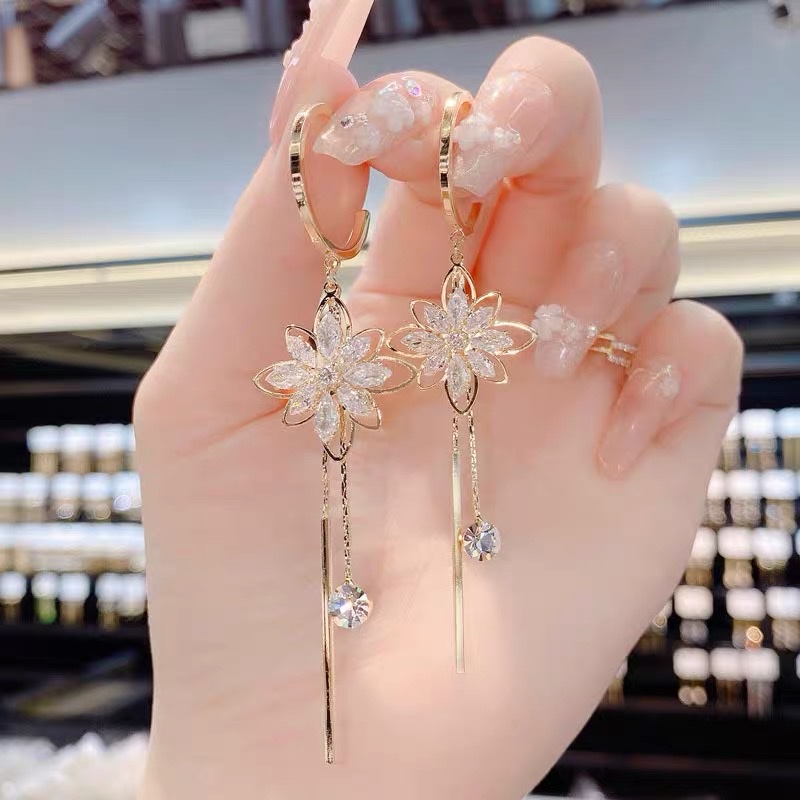 The crystal flower tassel earrings feature a niche design sense, a high-end and cool style, and a new trendy look that exudes the charm of Korean Internet celebrities details Picture