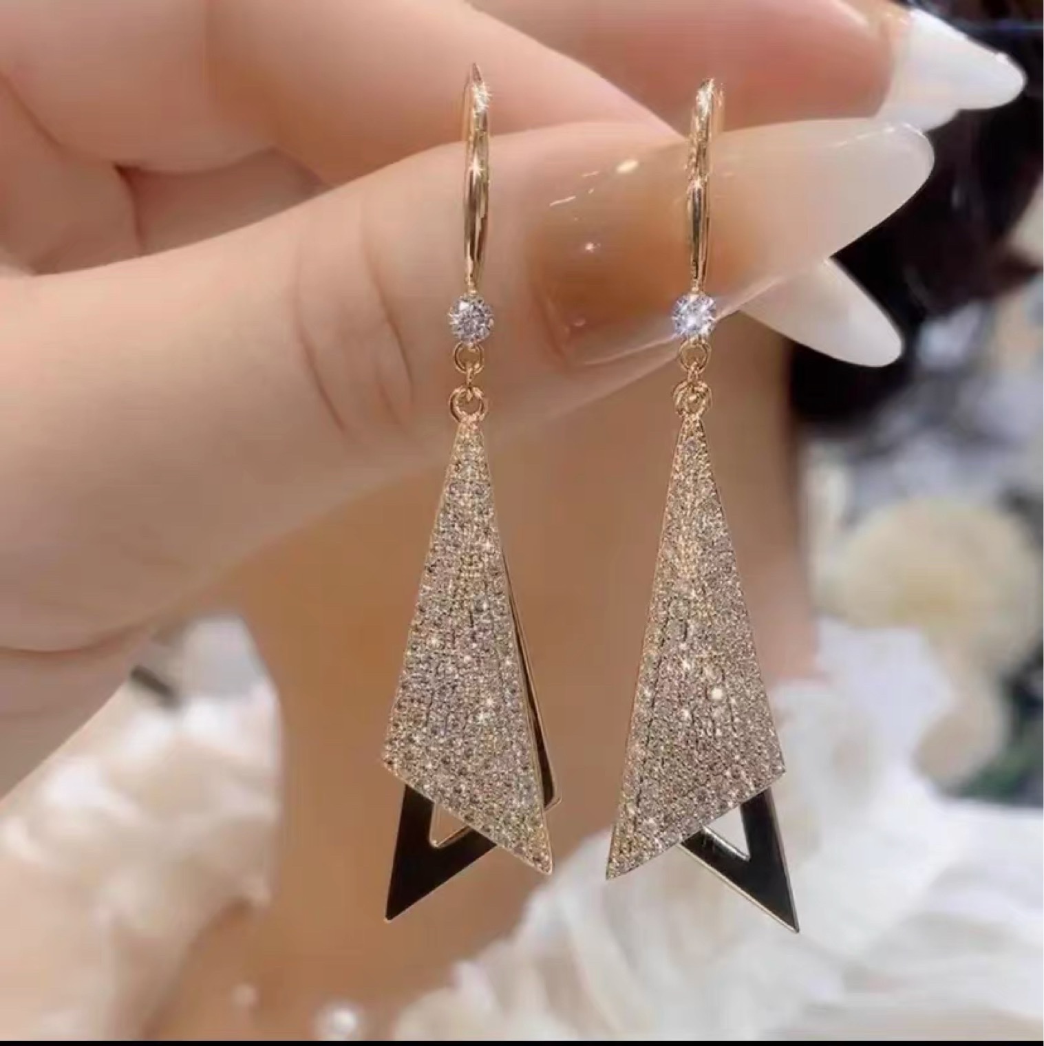 Fashionable hook diamond-shaped versatile earrings, 2022 new trendy high-end design sense, light luxury style Zircon women's earrings