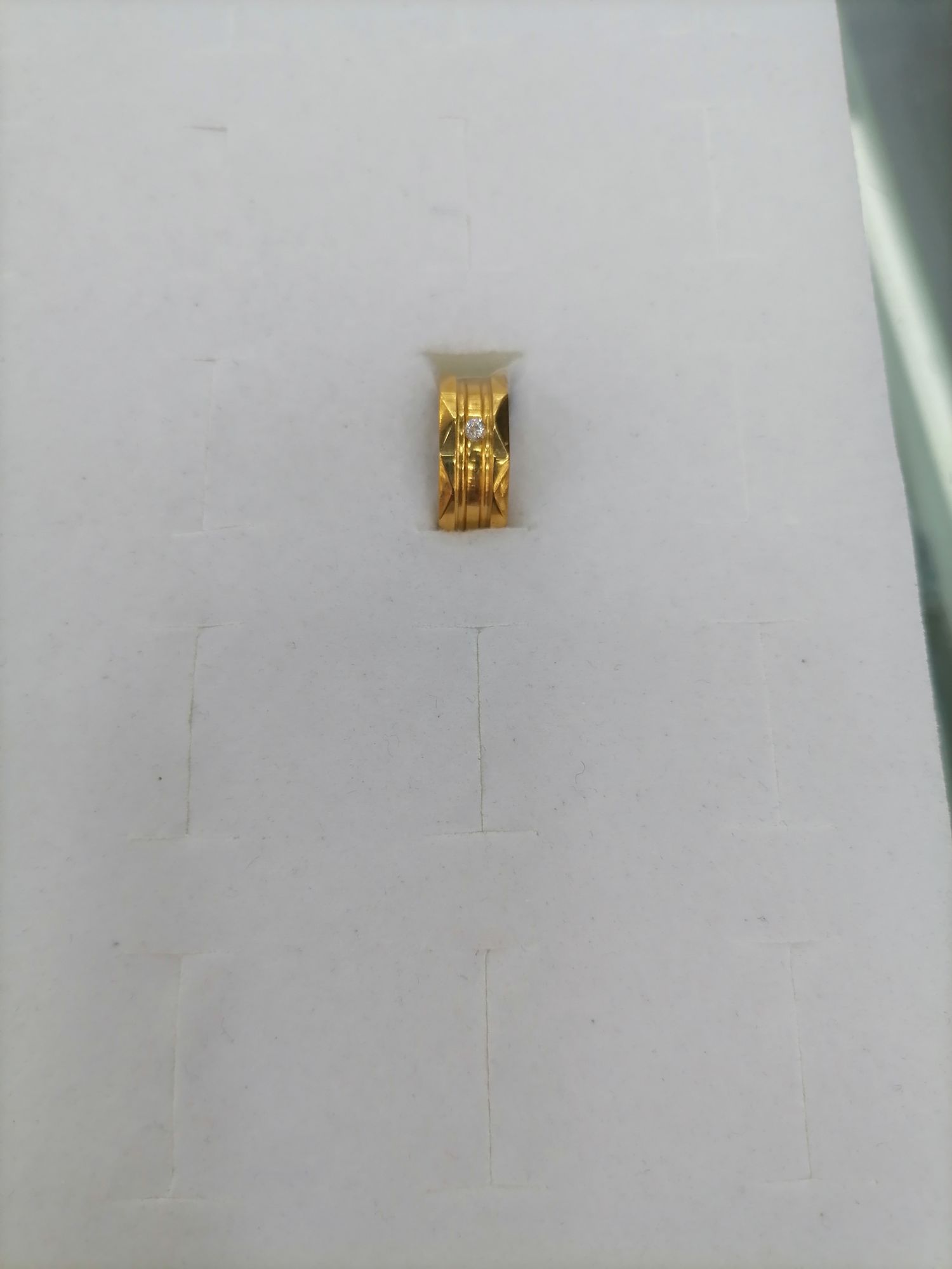 The titanium steel gold diamond ring is designed with two right-angled triangles on the convex surface of the triangle and a concave ring
