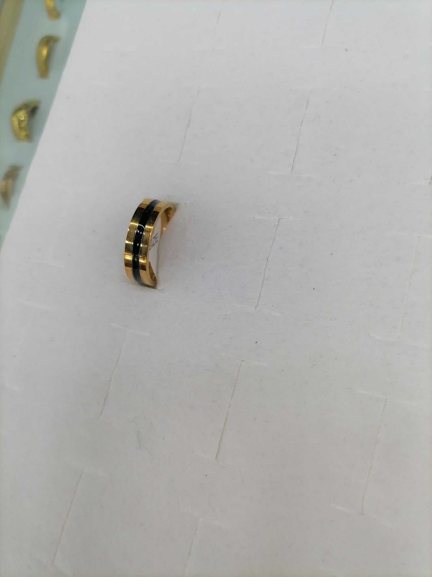 The titanium steel gold oil-dripping ring is wide