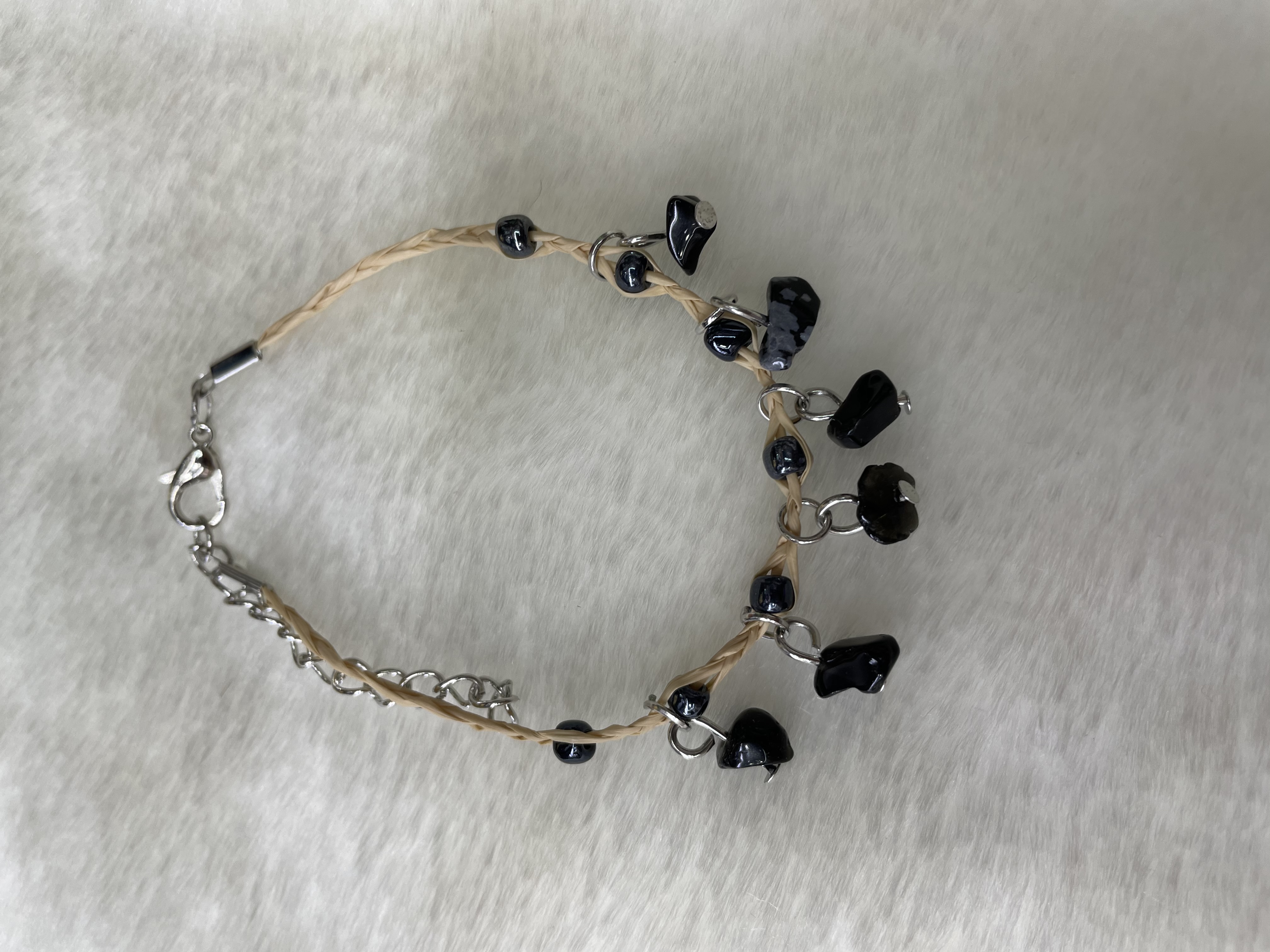 Black snowflake crushed stone clover bracelet Specification image