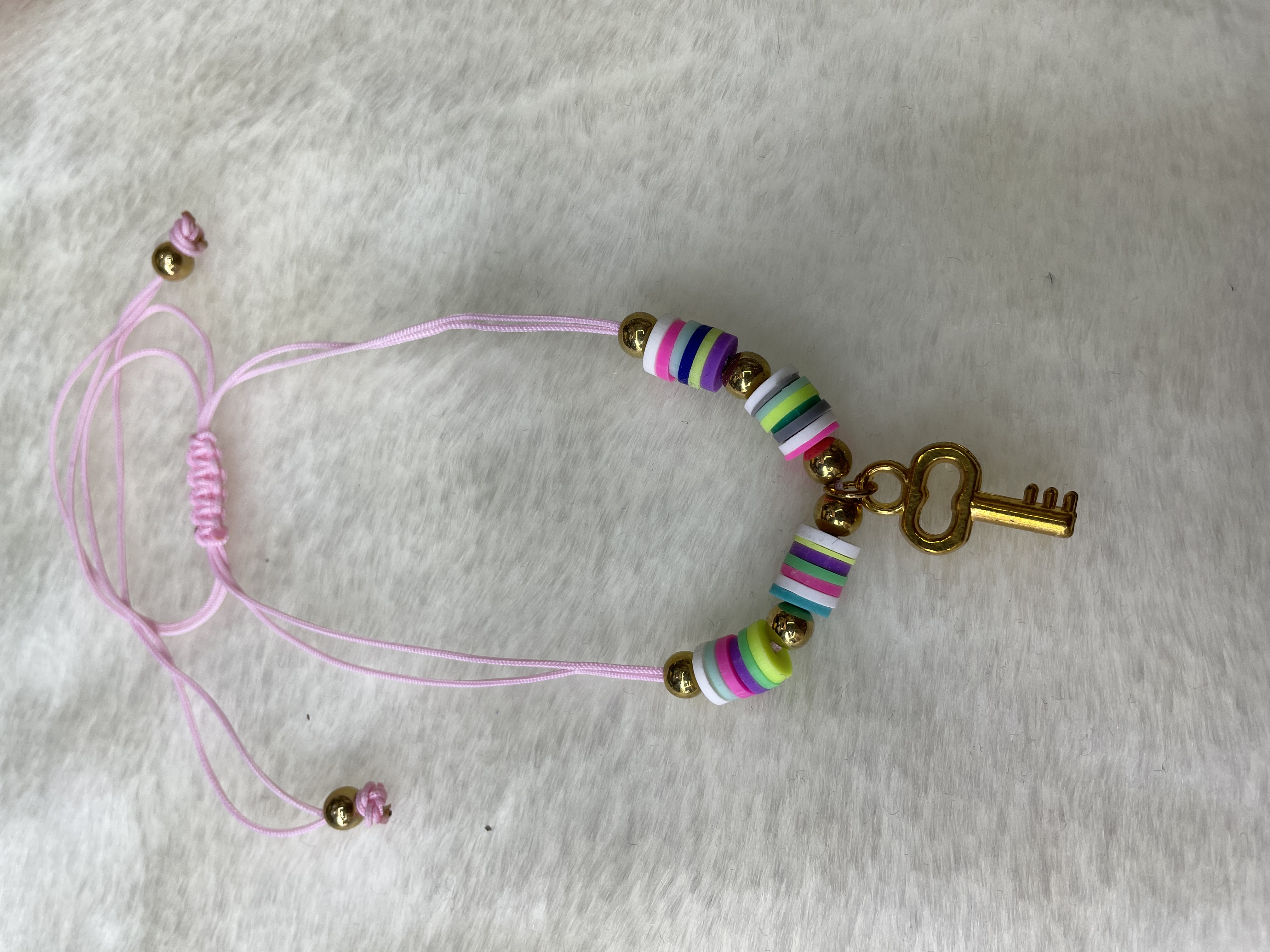 A colorful sliced vermicelli string with a gold key bracelet Specification image