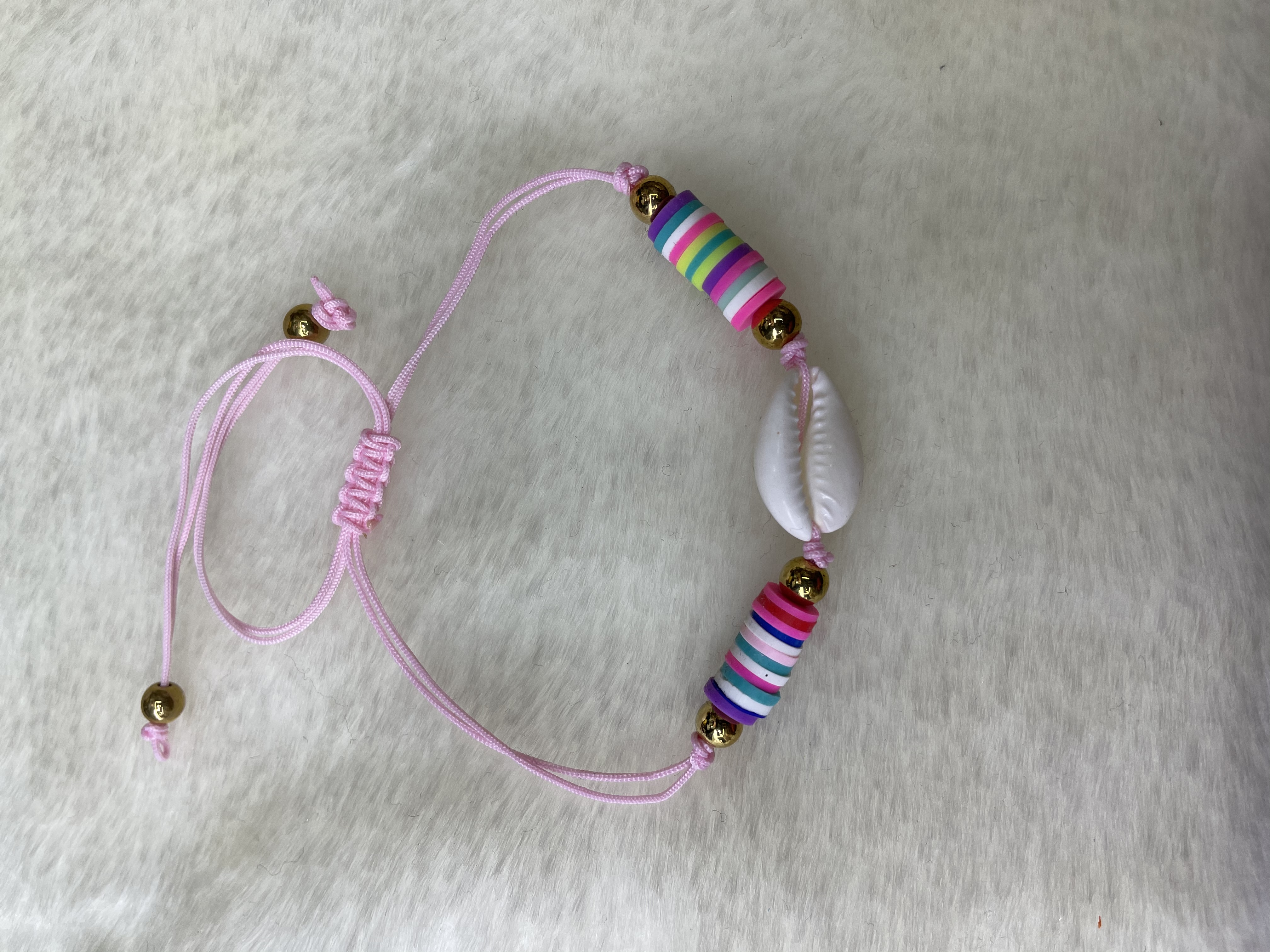 Colorful slices of vermicelli string with shell bracelet