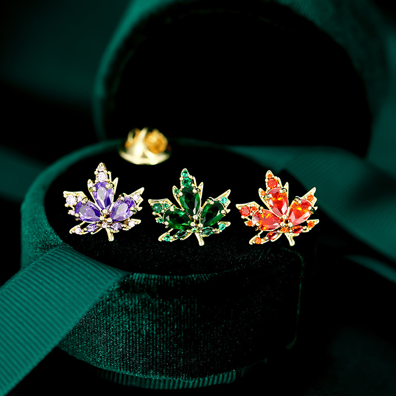 Autumn maple leaf retro small brooch, elegant and stylish, anti-exposure clasp, creative and individual small collar pin, simple and fashionable accessory