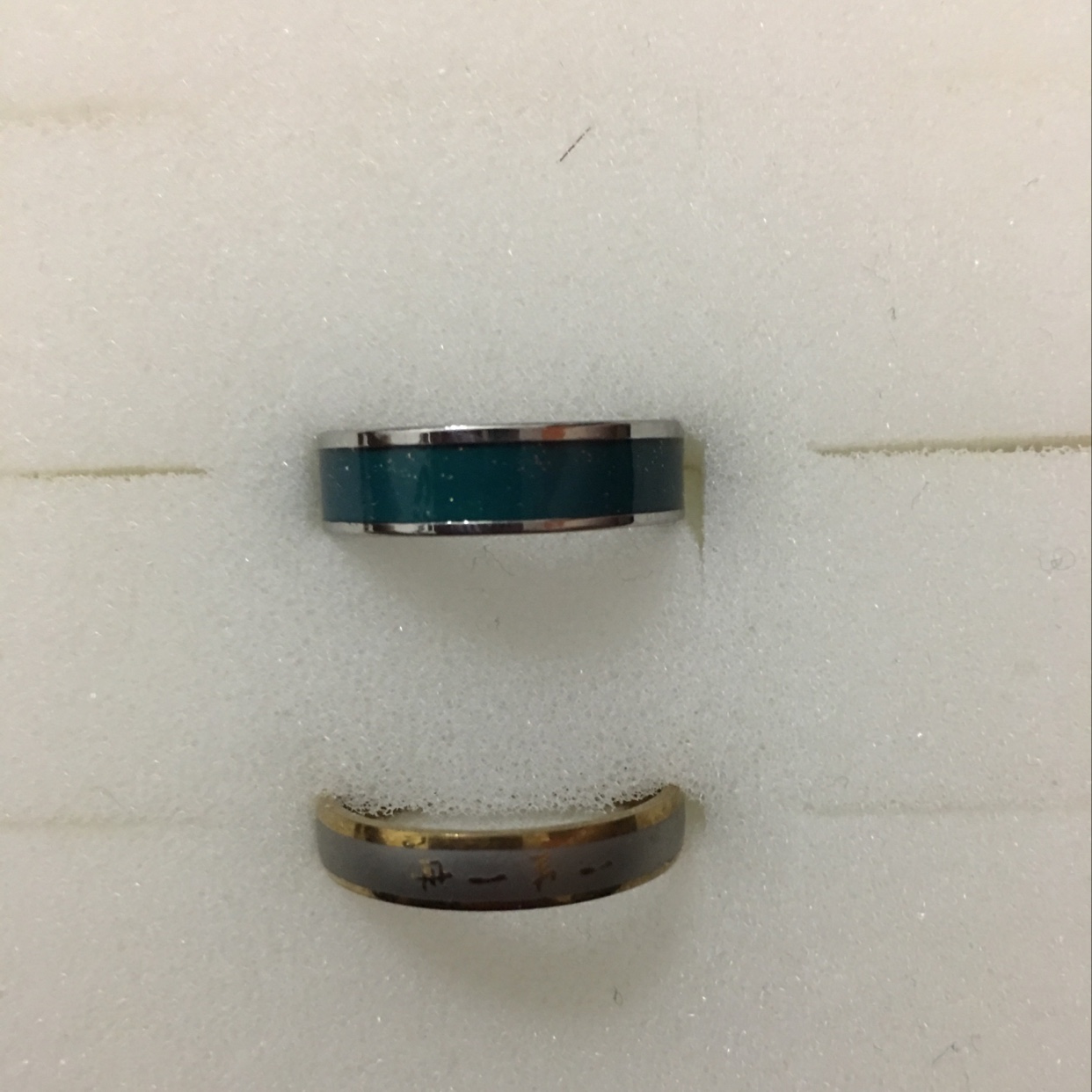 Chengjie jewelry, made of stainless steel in gold, is fashionable, trendy, casual, elegant, and slimming. It features a Korean-style, shiny finish with oil dripping