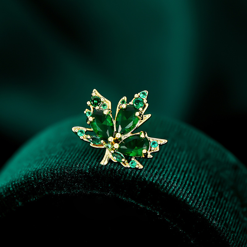 Autumn maple leaf retro small brooch, elegant and stylish, anti-exposure clasp, creative and individual small collar pin, simple and fashionable accessory detail image 2