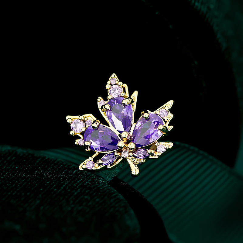 Autumn maple leaf retro small brooch, elegant and stylish, anti-exposure clasp, creative and individual small collar pin, simple and fashionable accessory Specification image