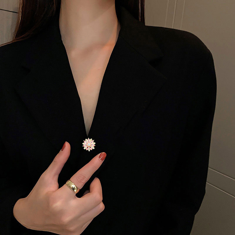 Simple and stylish Japanese and Korean female button-down small collar accessories, fashionable small ornaments, brooches, versatile coats for women, and fashionable corsages Item Picture