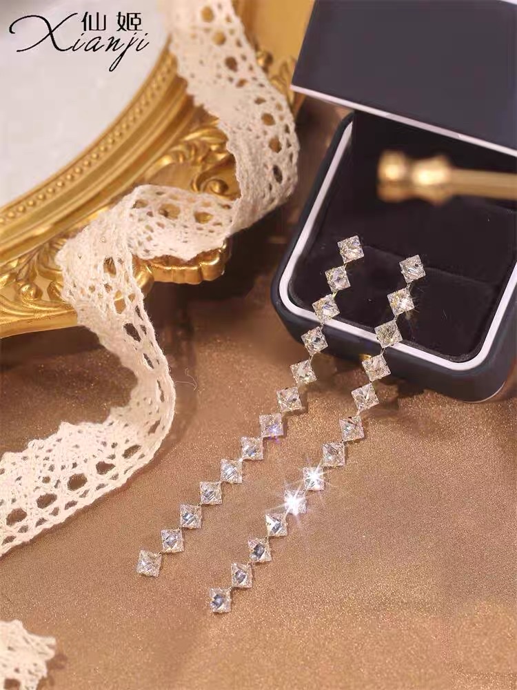 Korean super sparkling water diamond long tassel earrings with a goddess-like style, fashionable and hot girl personality, light luxury and high-end feel