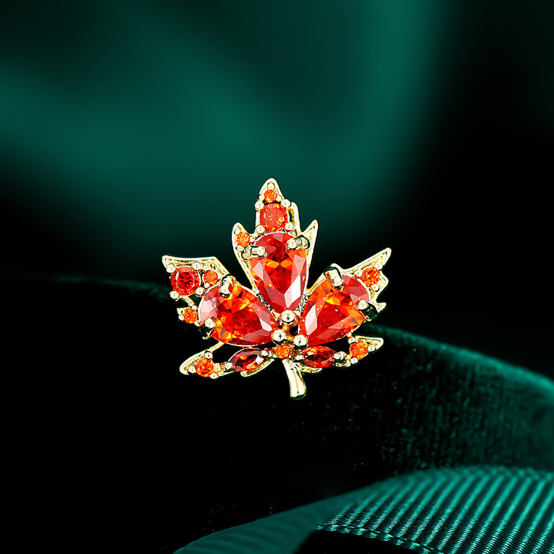 Autumn maple leaf retro small brooch, elegant and stylish, anti-exposure clasp, creative and individual small collar pin, simple and fashionable accessory detail image 7
