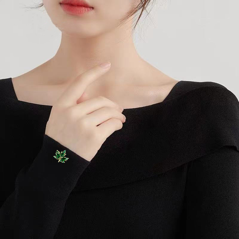 Autumn maple leaf retro small brooch, elegant and stylish, anti-exposure clasp, creative and individual small collar pin, simple and fashionable accessory Item Picture