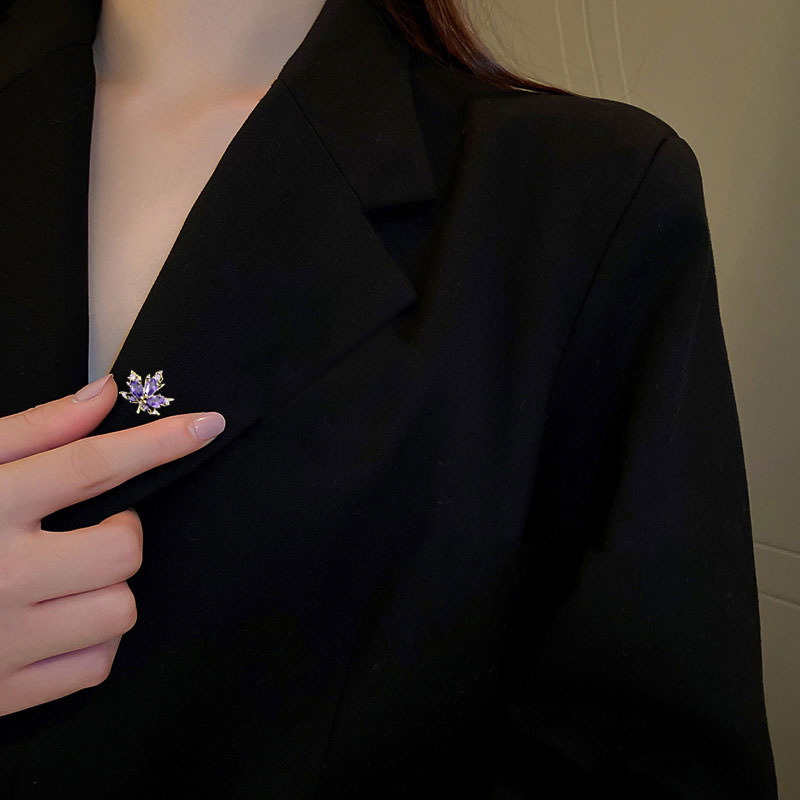 Autumn maple leaf retro small brooch, elegant and stylish, anti-exposure clasp, creative and individual small collar pin, simple and fashionable accessory detail image 4