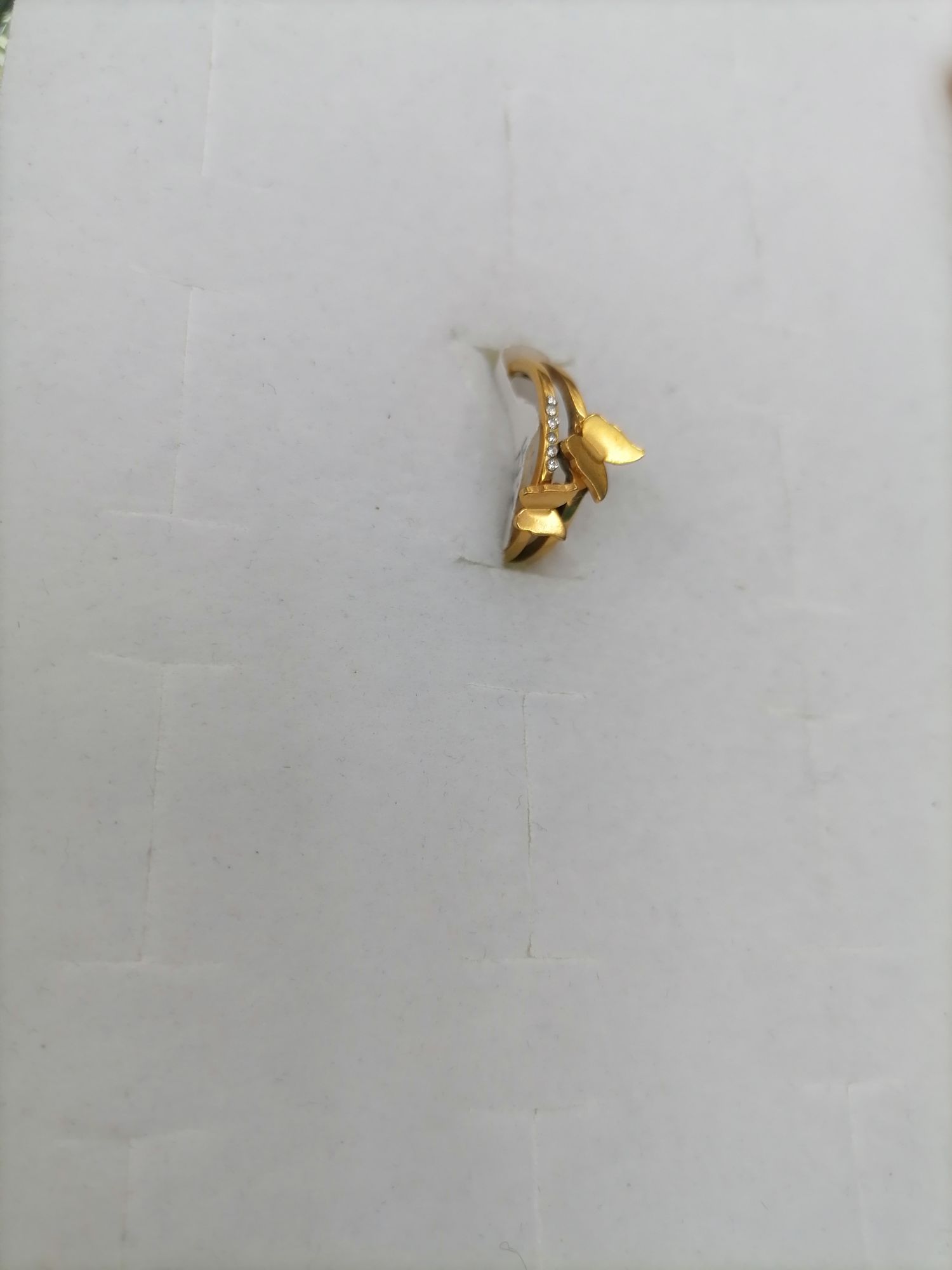 Titanium steel with a golden butterfly-shaped smooth surface design and 6 diamonds Specification image
