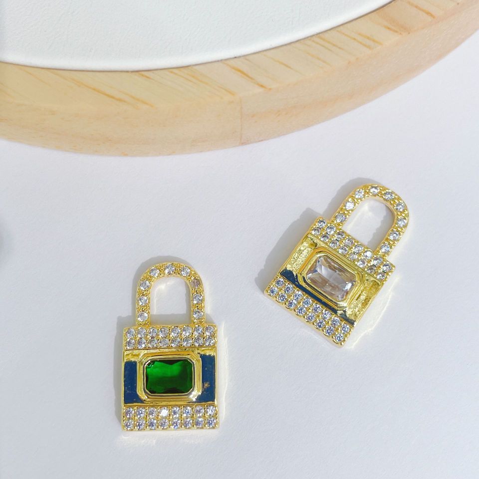 Light luxury, retro, individual, fashionable, versatile and niche colorful lock necklace pendant accessory detail image 3