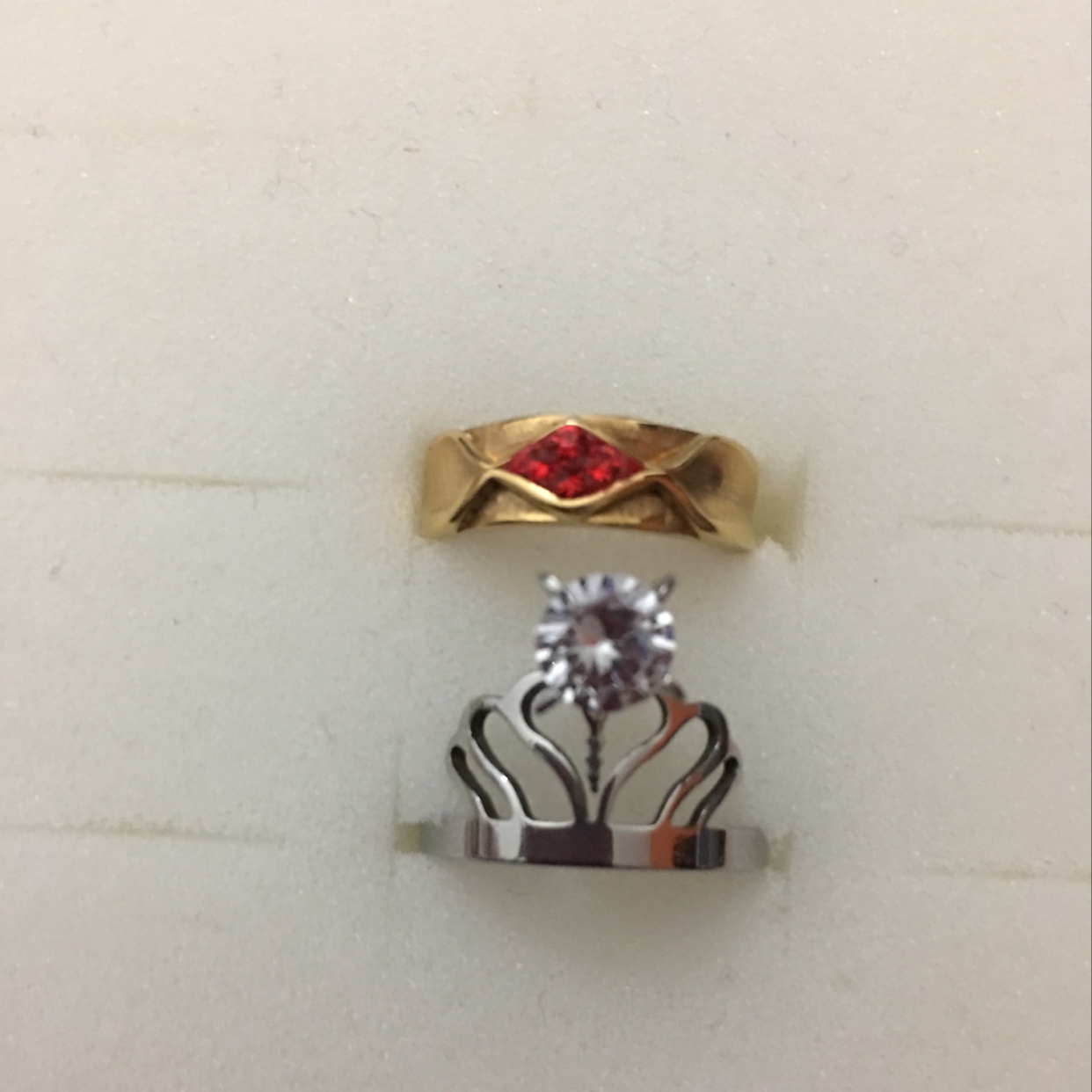 The manufacturing process of the stainless steel die-casting mold is rather complicated. Chengjie Jewelry W5