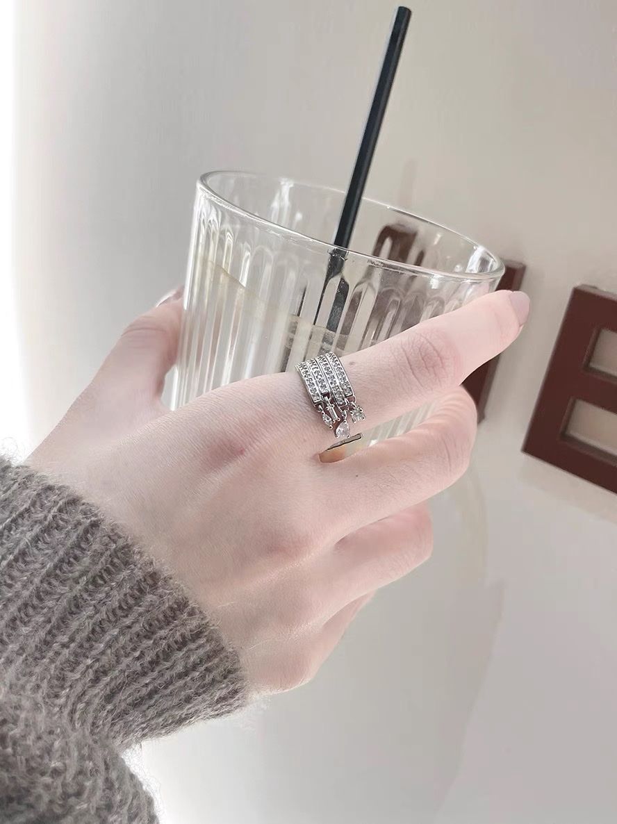 1 Zircon ring for women, simple and elegant, with a unique design sense, a niche Korean fairy organ, only -1168 Application Scenario