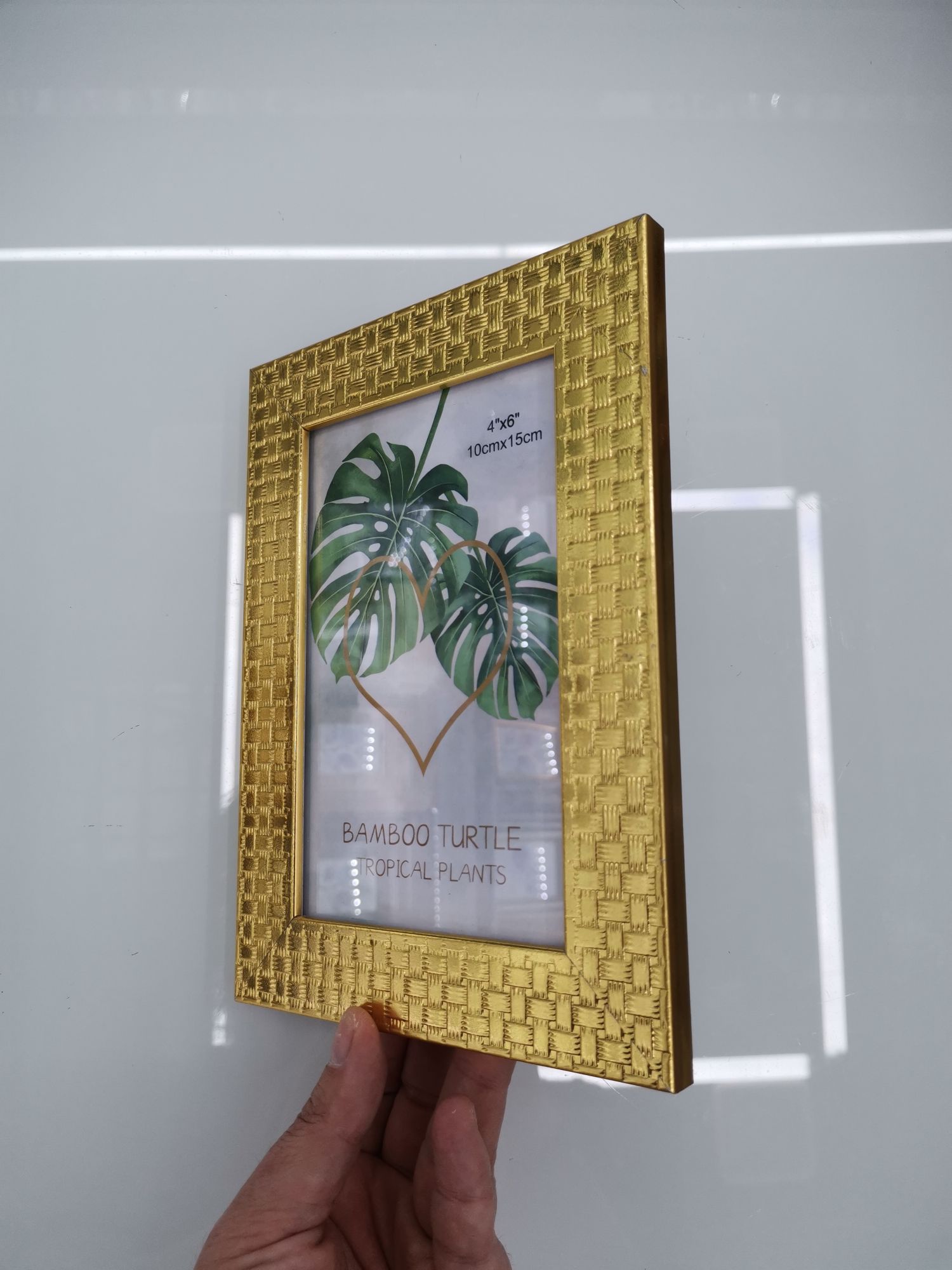 Simple photo frame display table, indoor decoration resin photo frame manufacturer wholesale stock photo frame display table details Picture