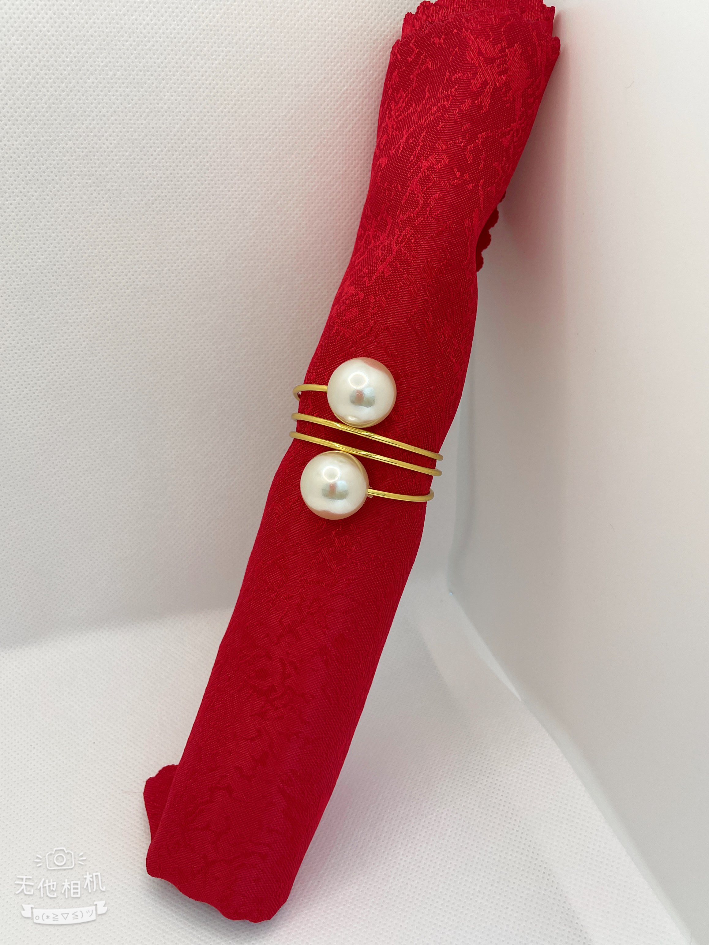 Anillo de servilleta, estilo perla de lujo, decoración de mesa de puesta de hotel. Specification image