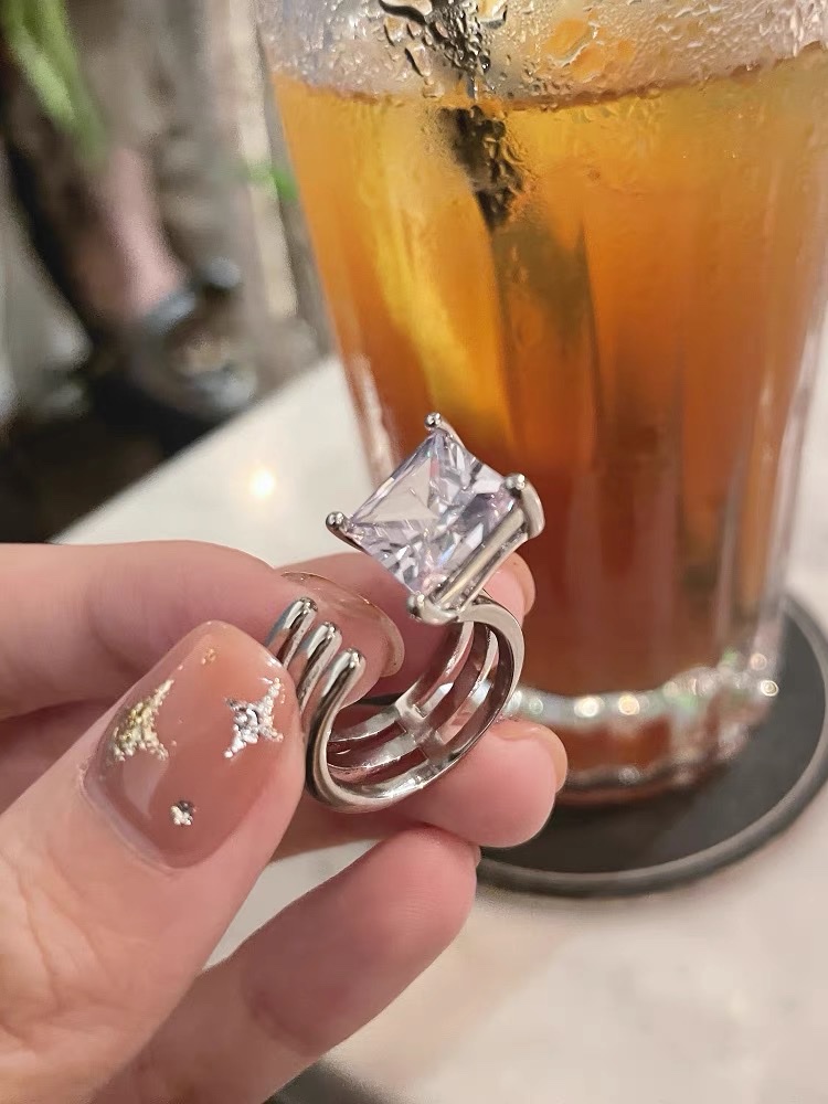 Zircon ring for women, a versatile and simple ring with a unique design and a niche Korean fairy organ style - only -1091 Application Scenario